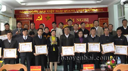Đồng chí Hoàng Thị Chanh - Uỷ viên Ban chấp hành Đảng bộ tỉnh, Bí thư Đảng uỷ Khối cơ quan tỉnh tặng giấy khen cho các chi, đảng bộ đạt danh hiệu 